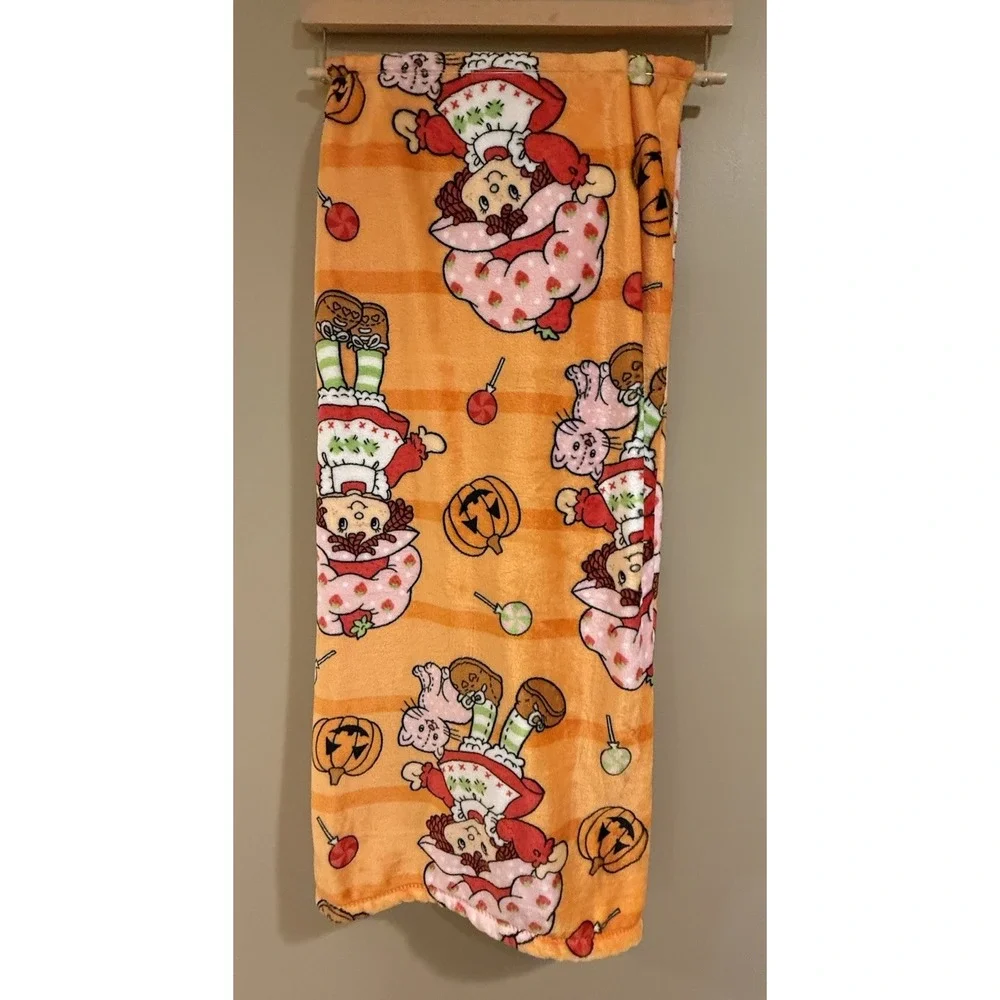 STRAWBERRY SHORTCAKE Orange Halloween Plush Throw Blanket 50x70 NWT